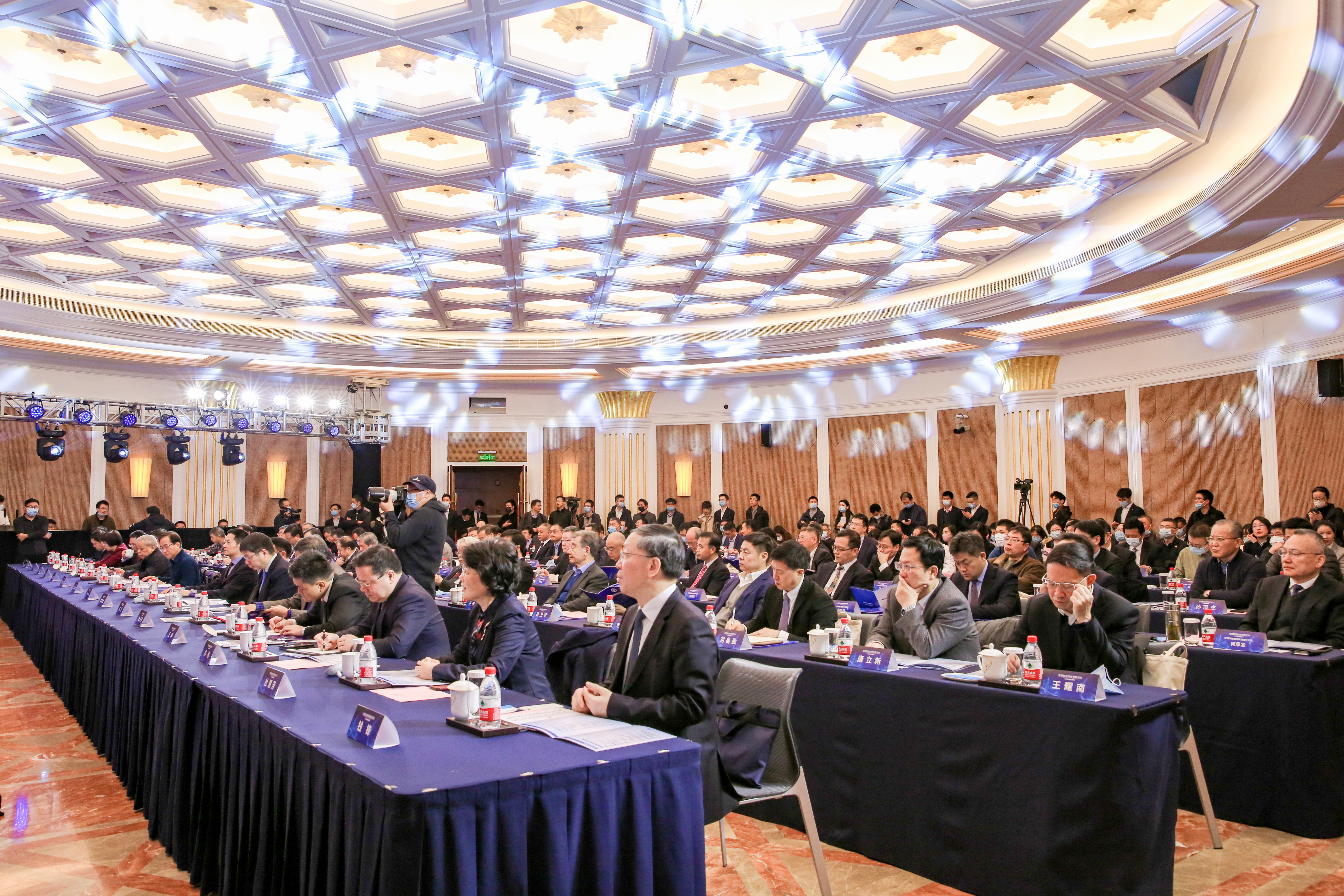 打造“工厂大脑”，，，，，，，聚焦流程制造